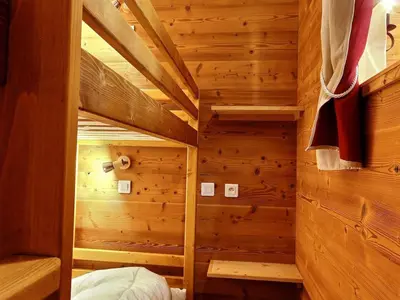 Un ou plusieurs lits dans un hébergement de l'établissement Studio-cabine rénové, 4 pers, sur les pistes, Belle Plagne - FR-1-455-141