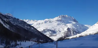 Vue générale sur la montagne ou vue sur la montagne depuis le chalet