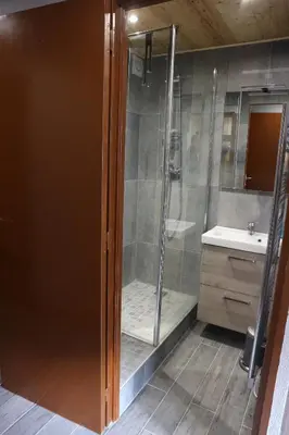 Salle de bains dans l'établissement Hameau du Borsat
