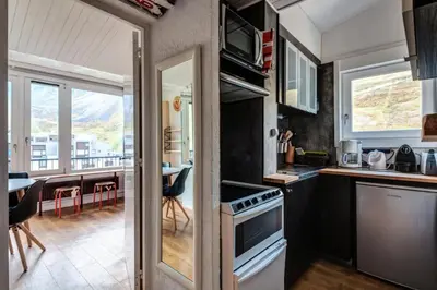 Cuisine ou kitchenette dans l'établissement Appartement à Tignes avec accès direct aux pistes - Appartement 2 pièces 6 personnes Sélection MAE-1191