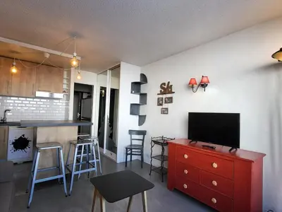 Télévision ou salle de divertissement dans l'établissement Studio confortable avec Wifi proche des pistes à Tignes - FR-1-449-52