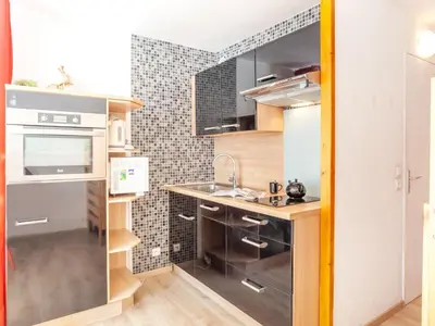 Cuisine ou kitchenette dans l'établissement Studio Grande Platières II by Interhome