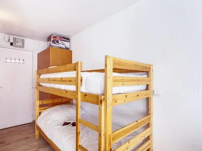 Un ou plusieurs lits dans un hébergement de l'établissement Studio Grande Platières II by Interhome