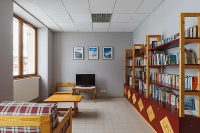 Bibliothèque dans le chalet