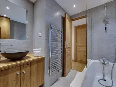Salle de bains dans l'établissement Duplex de Standing 4 Chambres, Ski aux Pieds à Tignes le Lac - FR-1-641-106