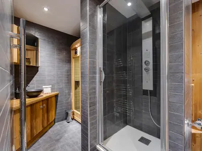 Salle de bains dans l'établissement Duplex de Standing 4 Chambres, Ski aux Pieds à Tignes le Lac - FR-1-641-106