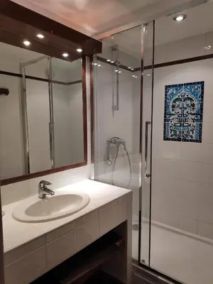 Salle de bains dans l'établissement Le Pramecou Tignes Val Claret