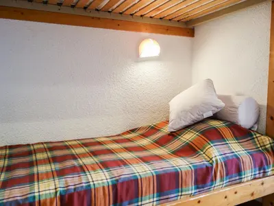 Un ou plusieurs lits dans un hébergement de l'établissement Apartment Home Club - Lavachet-1 by Interhome