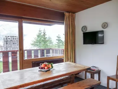 Télévision ou salle de divertissement dans l'établissement Apartment La Grande Casse - Lavachet-2 by Interhome