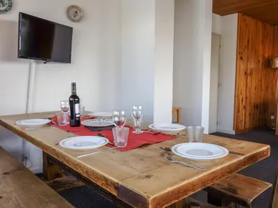 Télévision ou salle de divertissement dans l'établissement Apartment La Grande Casse - Lavachet-2 by Interhome