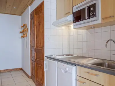 Cuisine ou kitchenette dans l'établissement Apartment La Grande Casse - Lavachet-3 by Interhome