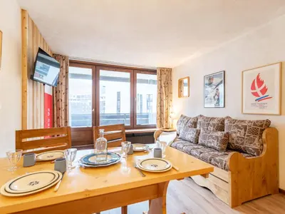 Coin salon dans l'établissement Apartment Le Prariond - Val Claret-4 by Interhome