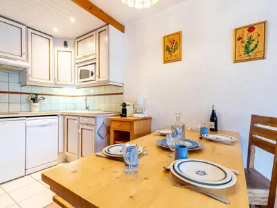 Cuisine ou kitchenette dans l'établissement Apartment Le Prariond - Val Claret-4 by Interhome