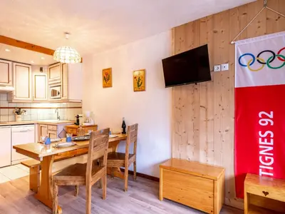Cuisine ou kitchenette dans l'établissement Apartment Le Prariond - Val Claret-4 by Interhome