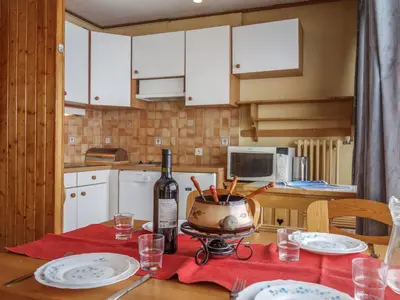 Cuisine ou kitchenette dans l'établissement Apartment Les Pistes - Lavachet-2 by Interhome