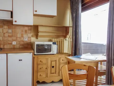 Cuisine ou kitchenette dans l'établissement Apartment Les Pistes - Lavachet-2 by Interhome