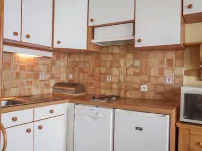 Cuisine ou kitchenette dans l'établissement Apartment Les Pistes - Lavachet-2 by Interhome