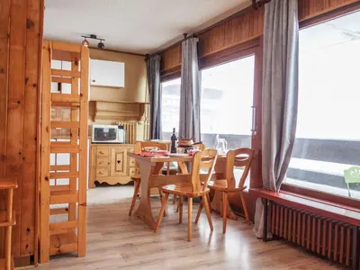 Cuisine ou kitchenette dans l'établissement Apartment Les Pistes - Lavachet-2 by Interhome