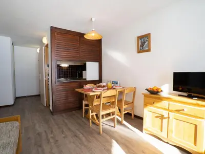 Cuisine ou kitchenette dans l'établissement Apartment Le Borsat - Val Claret-10 by Interhome