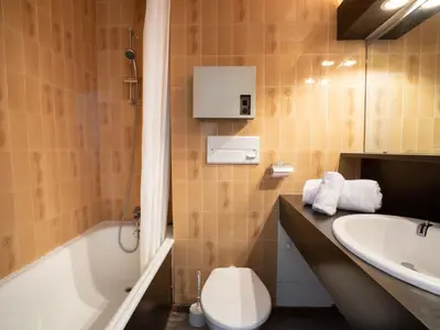 Salle de bains dans l'établissement Apartment Le Borsat - Val Claret-10 by Interhome