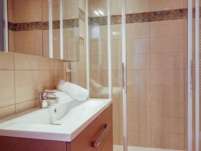 Salle de bains dans l'établissement Studio Les Moutières B1 et B2 - Val Claret-8 by Interhome