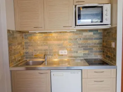 Cuisine ou kitchenette dans l'établissement Studio Les Moutières B1 et B2 - Val Claret-8 by Interhome