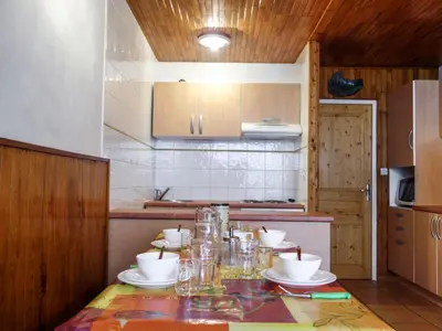 Cuisine ou kitchenette dans l'établissement Apartment Le 2100 A et B - Lavachet-7 by Interhome