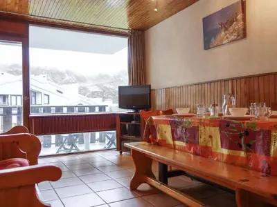 Télévision ou salle de divertissement dans l'établissement Apartment Le 2100 A et B - Lavachet-7 by Interhome