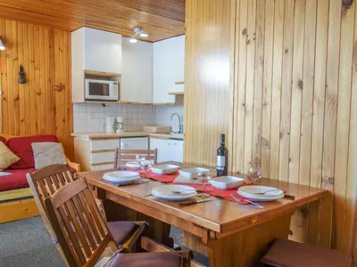 Cuisine ou kitchenette dans l'établissement Studio Le 2100 A et B - Lavachet-8 by Interhome