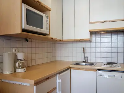 Cuisine ou kitchenette dans l'établissement Studio Le 2100 A et B - Lavachet-8 by Interhome