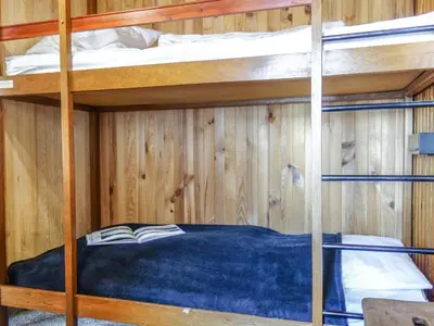 Un ou plusieurs lits dans un hébergement de l'établissement Studio Le 2100 A et B - Lavachet-8 by Interhome
