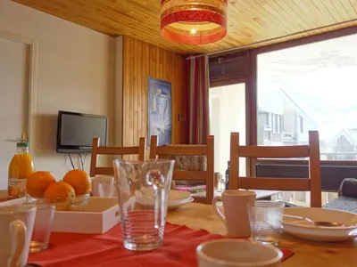 Télévision ou salle de divertissement dans l'établissement Apartment Le 2100 A et B - Lavachet-9 by Interhome