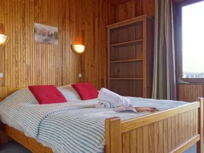 Un ou plusieurs lits dans un hébergement de l'établissement Apartment Le 2100 A et B - Lavachet-9 by Interhome