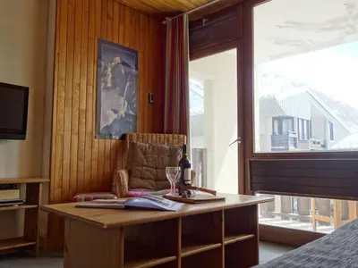Télévision ou salle de divertissement dans l'établissement Apartment Le 2100 A et B - Lavachet-9 by Interhome