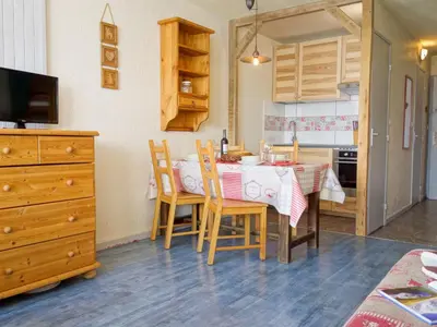 Cuisine ou kitchenette dans l'établissement Apartment Le Prariond - Val Claret-6 by Interhome
