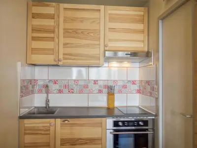 Cuisine ou kitchenette dans l'établissement Apartment Le Prariond - Val Claret-6 by Interhome