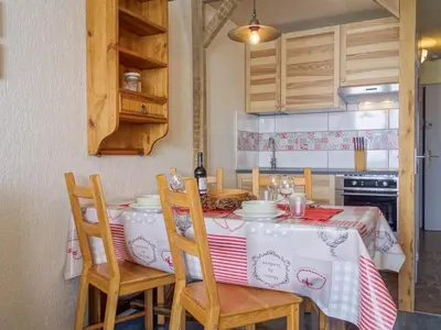 Cuisine ou kitchenette dans l'établissement Apartment Le Prariond - Val Claret-6 by Interhome