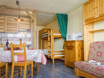 Cuisine ou kitchenette dans l'établissement Apartment Le Prariond - Val Claret-6 by Interhome