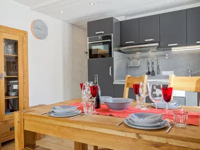 Cuisine ou kitchenette dans l'établissement Apartment Le Prariond - Val Claret-7 by Interhome