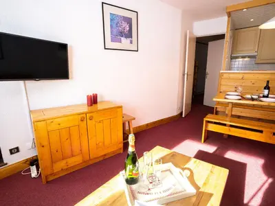 Télévision ou salle de divertissement dans l'établissement Apartment Les Tommeuses - Val Claret-17 by Interhome