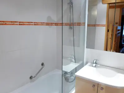 Salle de bains dans l'établissement Apartment Le Grand Tichot A et B - Val Claret-8 by Interhome