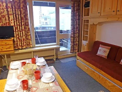Télévision ou salle de divertissement dans l'établissement Apartment Le Grand Tichot A et B - Val Claret-8 by Interhome