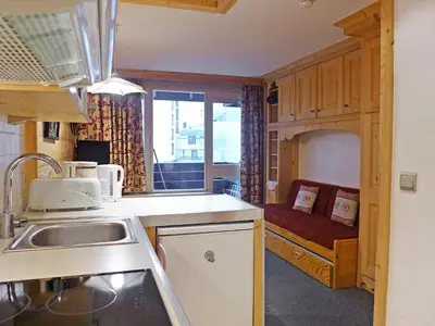 Cuisine ou kitchenette dans l'établissement Apartment Le Grand Tichot A et B - Val Claret-8 by Interhome