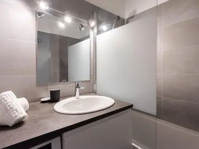 Salle de bains dans l'établissement Apartment Le Curling A - Val Claret-9 by Interhome
