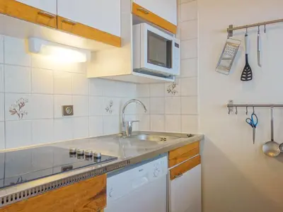 Cuisine ou kitchenette dans l'établissement Apartment Les Tommeuses - Val Claret-19 by Interhome