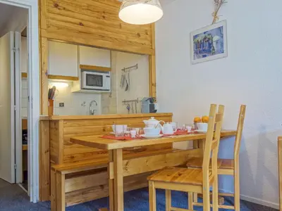 Cuisine ou kitchenette dans l'établissement Apartment Les Tommeuses - Val Claret-19 by Interhome