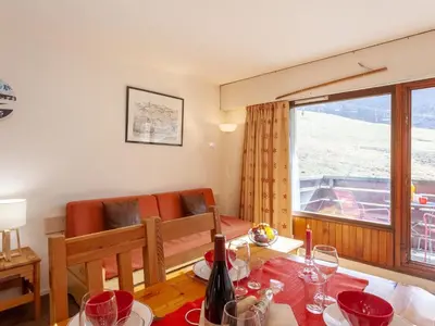 Coin salon dans l'établissement Apartment Les Tommeuses - Val Claret-2 by Interhome