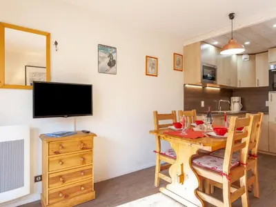 Cuisine ou kitchenette dans l'établissement Apartment Les Tommeuses - Val Claret-2 by Interhome
