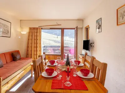 Télévision ou salle de divertissement dans l'établissement Apartment Les Tommeuses - Val Claret-2 by Interhome
