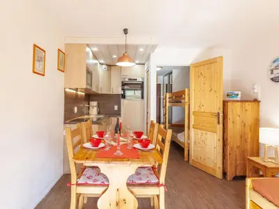 Cuisine ou kitchenette dans l'établissement Apartment Les Tommeuses - Val Claret-2 by Interhome